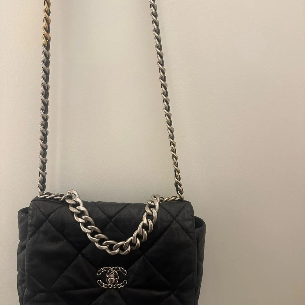 CHANEL Black Quilted Leather Shoulder Bag with Chain Strap